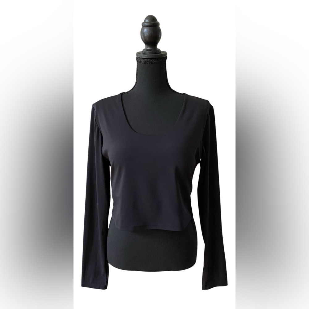 Enerbloom: Black Long Sleeve Women's Athleticwear Cropped Top with Padded Bra